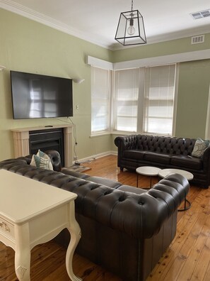 Smart TV, fireplace - Captain’s Manor- perfect location! Close to everything around Corowa Rutherglen. (Corowa)