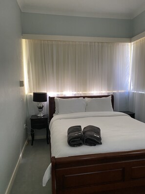 4 bedrooms, travel crib, WiFi, bed sheets - Captain’s Manor- perfect location! Close to everything around Corowa Rutherglen. (Corowa)