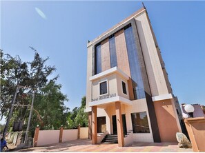 Front of property - The Sky Comfort - Hotel Parth Inn (Dwarka)