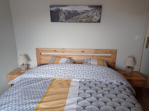 2 habitaciones, cuna de viaje y ropa de cama 