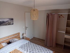 2 camere, culla da viaggio, lenzuola