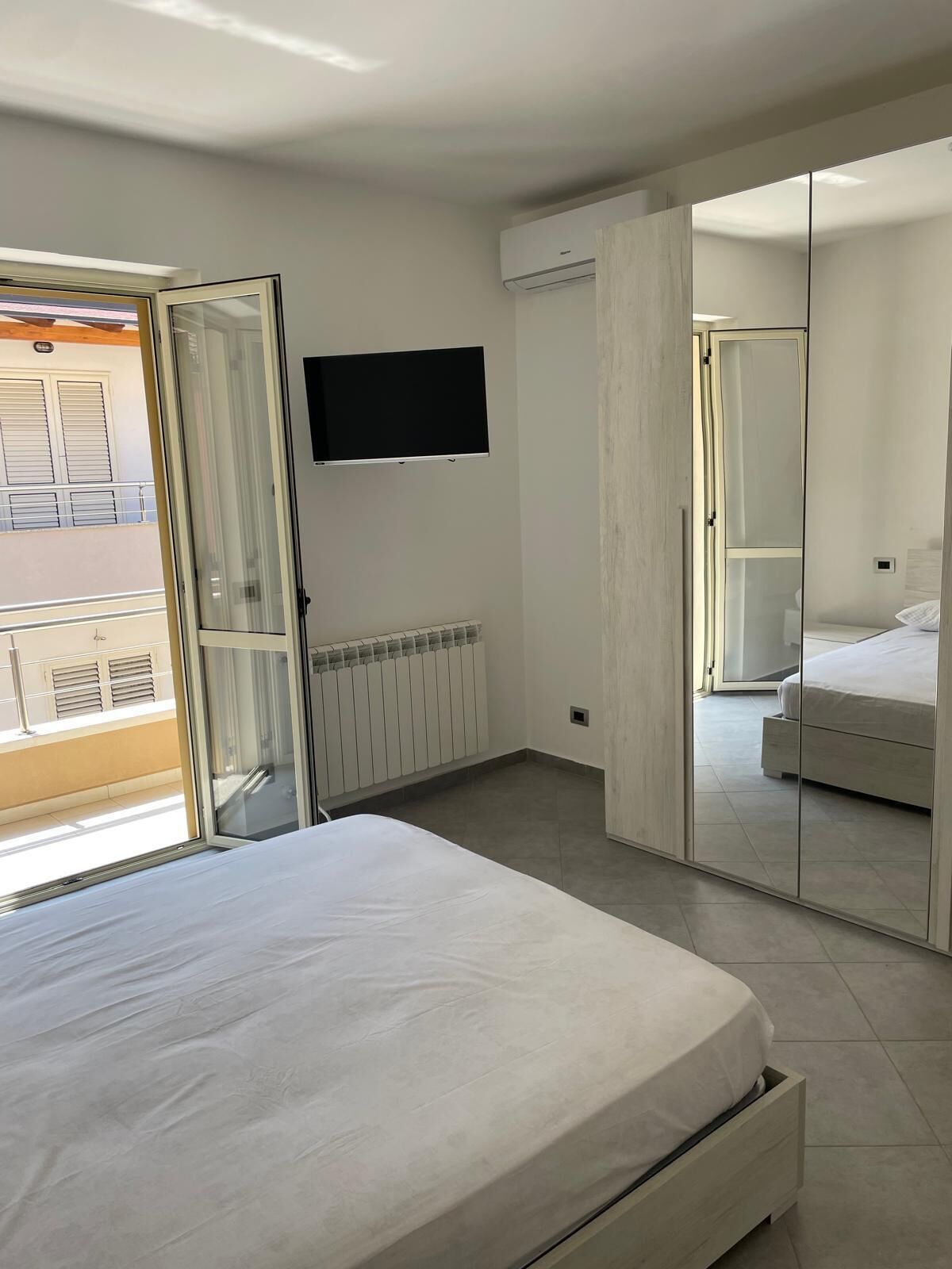 2 bedrooms, travel crib, bed sheets