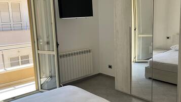 2 habitaciones, cuna de viaje y ropa de cama