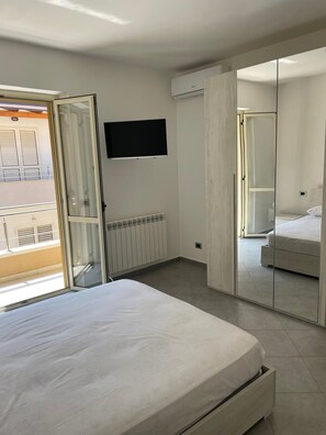 2 chambres, lit parapluie, draps fournis