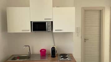 Réfrigérateur, micro-ondes, plaque de cuisson, cafetière/bouilloire