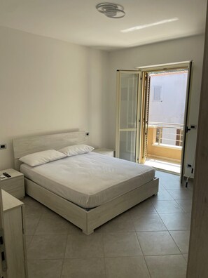 2 bedrooms, travel cot, bed sheets