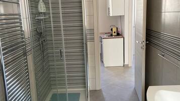 Regadera, secadora de cabello, bidet, toallas