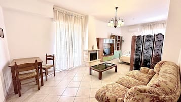 TV, fireplace