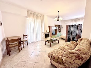 Una televisión, una chimenea