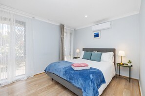 3 chambres, bureau, fer et planche à repasser, lit parapluie