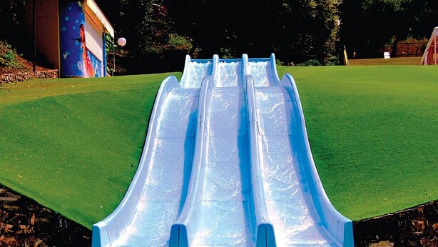 A swimming pool with a water slide. - Residence Belvedere (Ascea)
