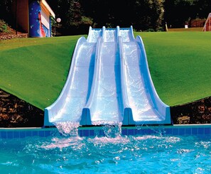 En swimmingpool med et vandrutsjeban.