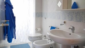 A bathroom with a toilet, bidet, and sink. - Residence Belvedere (Ascea)