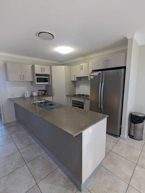 Fridge, microwave, oven, stovetop - Gladstone Super Home Fully Fenced With Central Aircondioning (New Auckland)