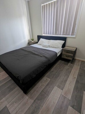4 bedrooms, iron/ironing board, free WiFi, bed sheets - Gladstone Super Home Fully Fenced With Central Aircondioning (New Auckland)