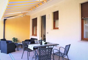 Outdoor dining - Holiday apartment on the ground floor with garden and shared swimming pool (Bibione)