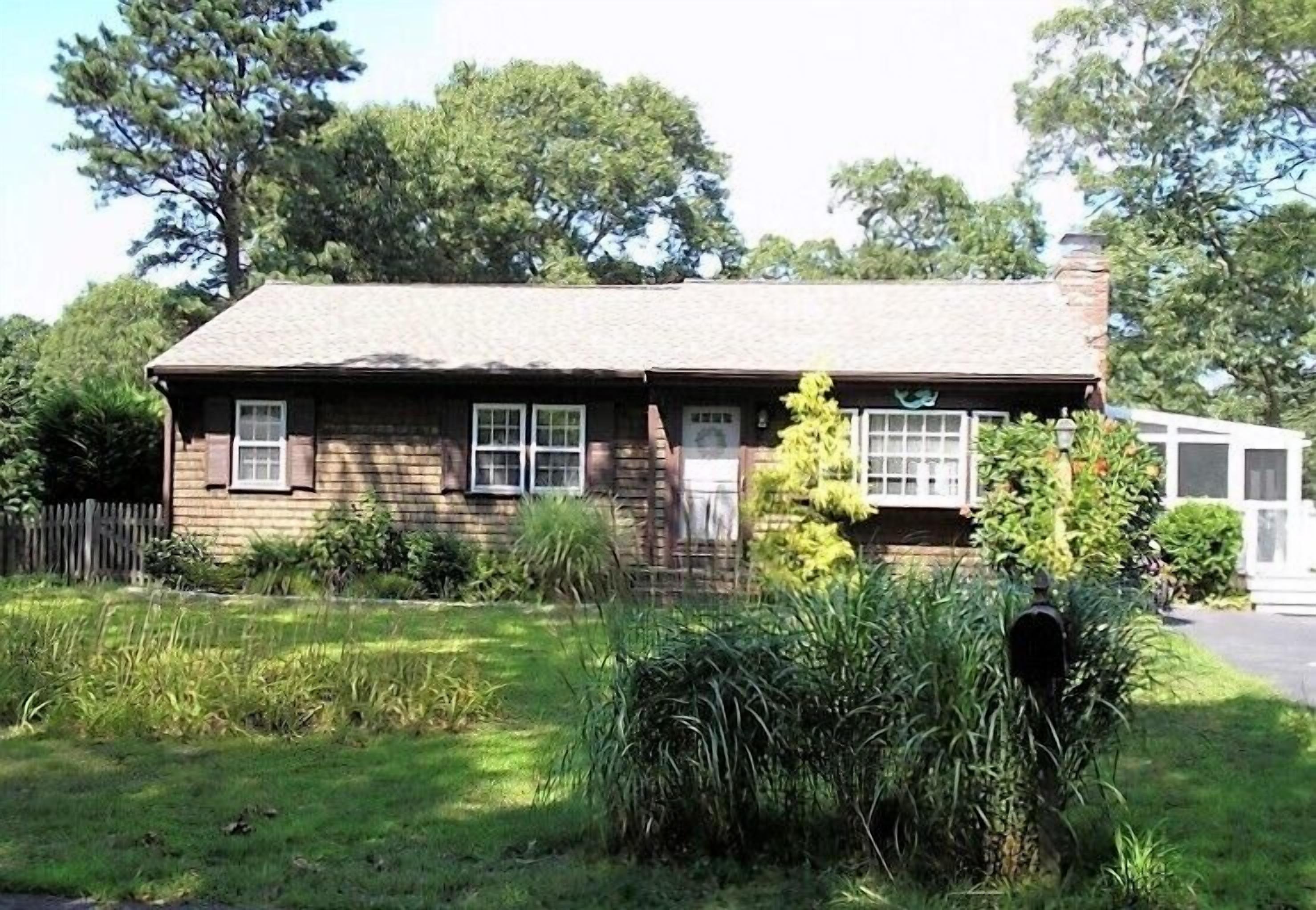 Near Follins Pond in South Dennis. Roomy and adorable!