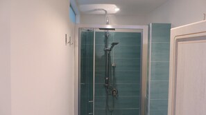 Regadera, secadora de cabello, bidet, toallas 