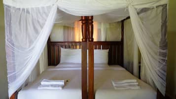 Dobbeltrom – standard, 1 soverom, utsikt mot innsjø, hjørnerom | Sengetøy av topp kvalitet, dundyner, individuelt innredet og skrivebord