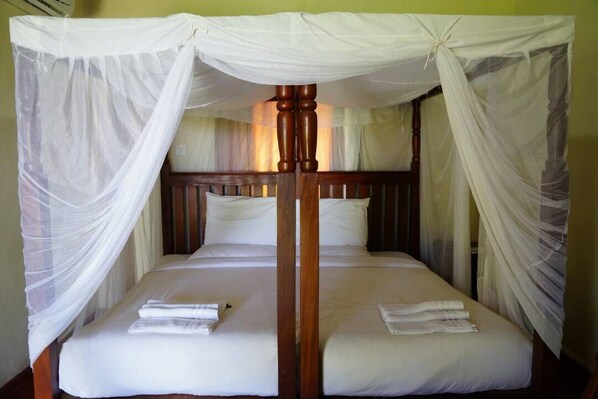 Kahden hengen standard-huone, 1 makuuhuone, järvinäköala, kulmassa | Ylelliset vuodevaatteet, untuvapeitot, yksilöllisesti kalustettu