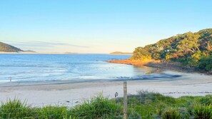 Beach - Sandcastles at the Beach - Linen Supplied & Beds Ready on Arrival (Fingal Bay)