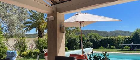 تناول الطعام بالخارج