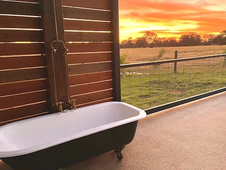 Property grounds. Peaceful & Picturesque Farm Stay Only 5 Mins Drive From Benalla Township