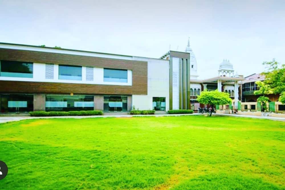 Hotel YashoGopal Resortico