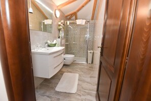 Shower, hair dryer, towels, soap - Beautiful rustic villa Navita Augustinus with pool (Debeljak)