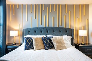9 Schlafzimmer, Schreibtisch, Bügeleisen/Bügelbrett, Reisekinderbett