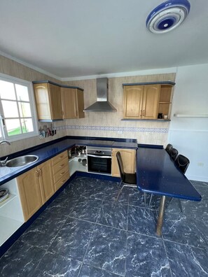 Fridge, oven, coffee/tea maker, electric kettle