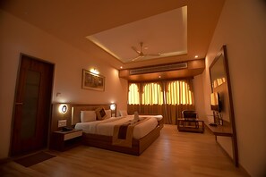 Premium Room, 1 Bedroom | 1 bedroom, premium bedding, individually furnished, desk