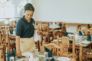 Breakfast, lunch and dinner served - Sunny Palms Beach Bungalows  (Uroa)
