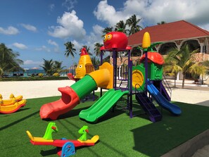 Zona de juegos infantil al aire libre