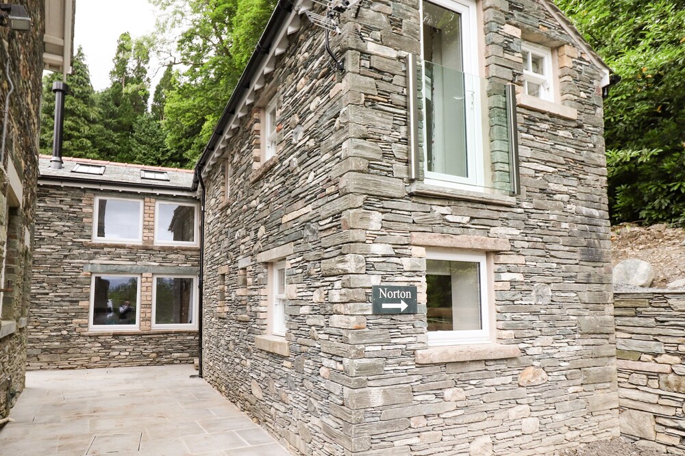 NORTON, family friendly, with open fire in Applethwaite