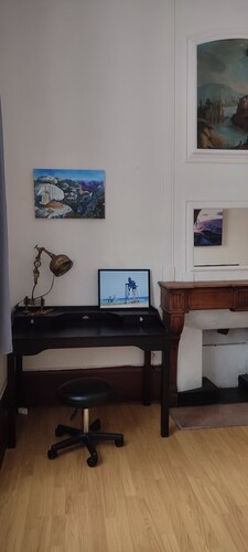 Studio, chambre indépendante. Grand séjour lumineux.
Proche des commerces.