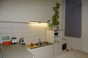 Private kitchen - Studio, separate bedroom. Large, bright living room. Close to shops. (Romans-sur-Isère)