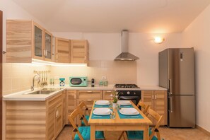 Standard-Apartment, Mehrere Schlafzimmer (Glori House 50m from Marina di Olbia) | Eigene Küche | Kühlschrank, Mikrowelle, Ofen, Herdplatte