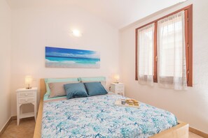 Standard-huoneisto, useita makuuhuoneita (Glori House 50m from Marina di Olbia) | 1 makuuhuone, vuodevaatteet