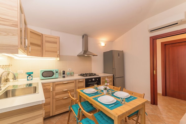 Departamento estándar, 1 habitación, balcón (Glori House 50m from Marina di Olbia) | Cocineta privada