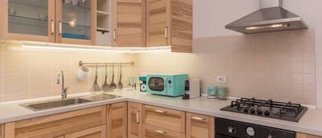 Standard Apartment, Multiple Bedrooms (Glori House 50m from Marina di Olbia) | Private kitchen | Fridge, microwave, oven, stovetop