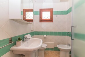 Departamento estándar, varias habitaciones (Glori House 50m from Marina di Olbia) | Baño | Regadera, secadora de cabello, bidet, toallas 