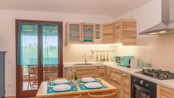 Appartamento Standard, camere multiple (Glori House 50m from Marina di Olbia) | Angolo cottura privato | Frigorifero, microonde, forno, piano cottura