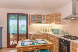Standard-Apartment, Mehrere Schlafzimmer (Glori House 50m from Marina di Olbia) | Eigene Kochnische | Kühlschrank, Mikrowelle, Ofen, Herdplatte