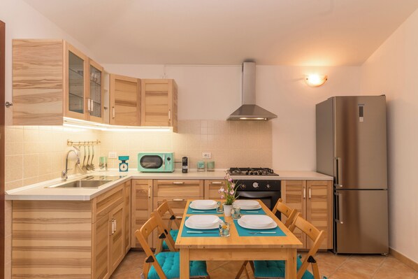 Standard-huoneisto, 1 makuuhuone (Glori House 50m from Marina di Olbia) | Yksityinen keittonurkkaus | Jääkaappi, mikroaaltouuni, uuni, liesi