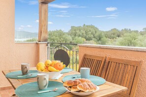 Departamento estándar, varias habitaciones (Glori House 50m from Marina di Olbia) | Restaurante al aire libre