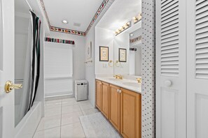 Kombination af bruser/badekar, hårtørrer, håndklæder