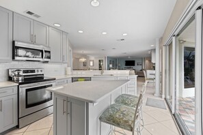 Kylskåp, mikrovågsugn, ugn och spishäll