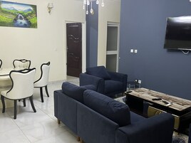 Apartamento de lujo | Zona de estar | Televisión de pantalla plana de 50 pulgadas con canales por cable