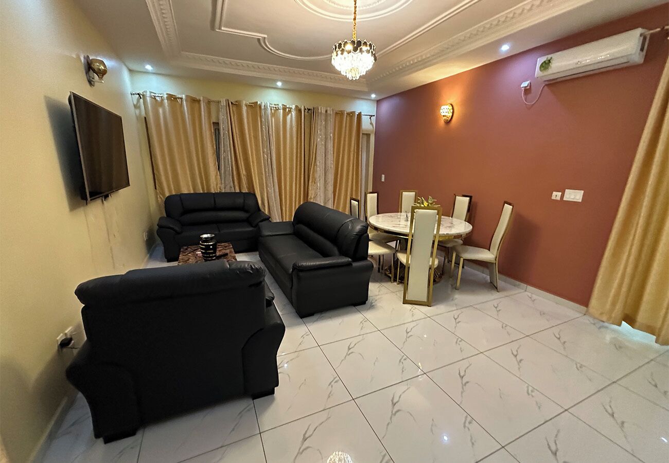 Appartamento Luxury | Area soggiorno | TV a schermo piatto 50 pollici con canali via cavo, TV